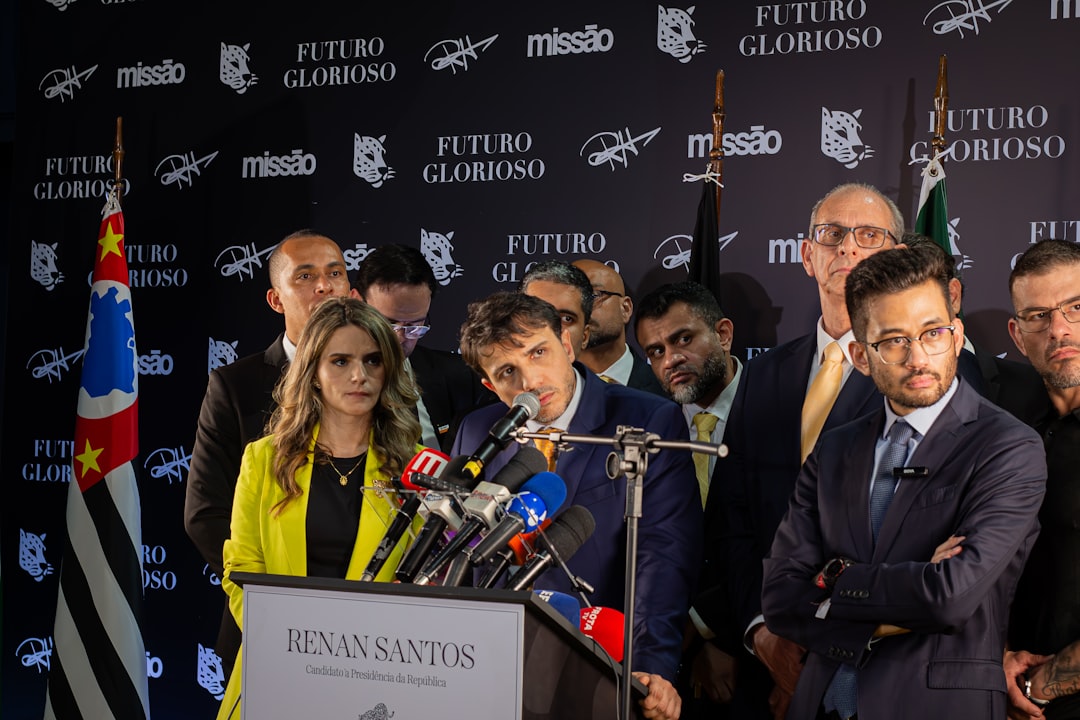BSL service dogs — Politicians at a press conference with a "futuro glorioso" backdrop